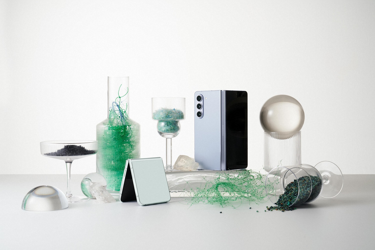 Samsung Galaxy Z Flip5 i Galaxy Z Fold5: Fleksibilnost i svestranost bez kompromisa Galaxy Z Fold5 Z Flip5 1